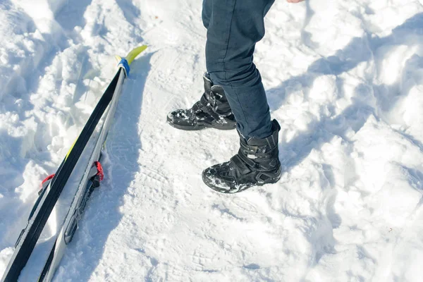 Junge Teenager Auf Skiern Einem Park Aus Winterlichen Schneeverwehungen — Stockfoto