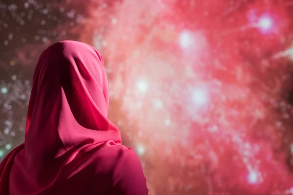Мусульманка Красном Шарфе Время Фейерверка Ночью — стоковое фото
