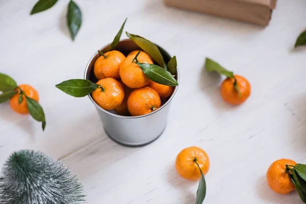 Weihnachtsdekoration Aus Mandarine Eisernen Eimer Weihnachtsbaum Geschenke Auf Den Weißen — Stockfoto