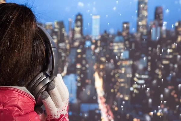 Jonge Vrouw Een Winterjas Gebreide Handschoenen Luisteren Muziek Koptelefoon Het — Stockfoto