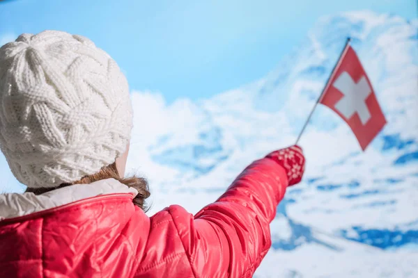 Rückansicht Einer Jungen Frau Mit Winterlicher Weißer Strickmütze Roter Jacke — Stockfoto
