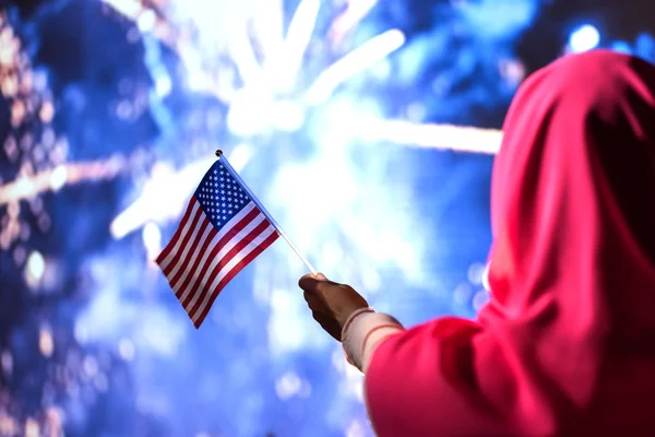 Muslimische Frau Einem Schal Mit Amerikanischer Flagge Während Des Nächtlichen — Stockfoto