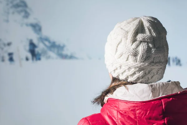 Kışın Örülmüş Beyaz Şapkalı Kırmızı Ceketli Genç Bir Kadın Karlı — Stok fotoğraf