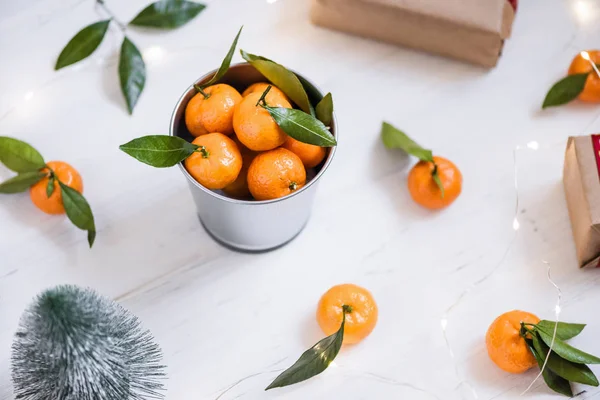 Weihnachtsdekoration Aus Mandarine Eisernem Eimer Weihnachtsbaum Geschenken Und Einem Leuchtenden — Stockfoto