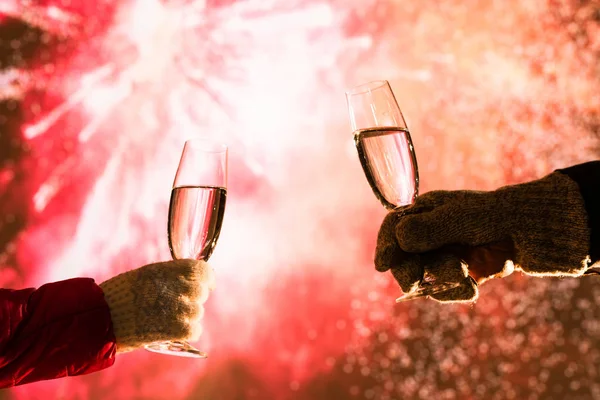 Веселые Мужчина Женщина Тосты Бокалами Шампанского Празднуют Рождество Новый Год — стоковое фото