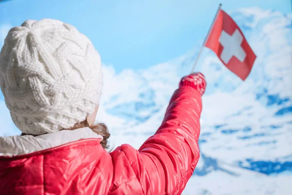 Rückansicht Einer Jungen Frau Mit Winterlicher Weißer Strickmütze Roter Jacke — Stockfoto