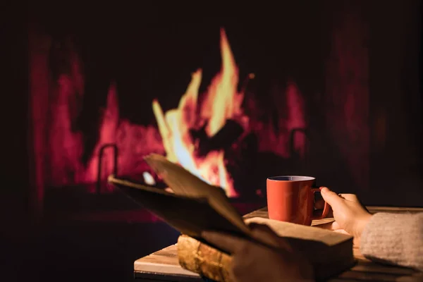 Egy Téli Pulóverben Olvassa Könyvet Közel Karácsonyi Kandalló Egy Csésze — Stock Fotó