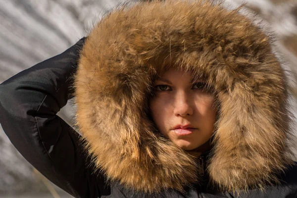 Schönes Mädchen Kapuze Mit Fell Einer Winterjacke — Stockfoto