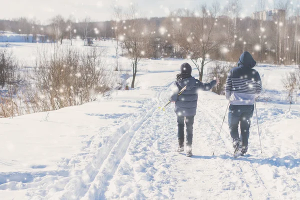 Visão Traseira Meninos Adolescentes Andando Com Esqui Parque Inverno Nevasca — Fotografia de Stock