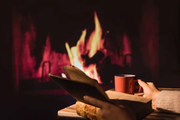 Egy Téli Pulóverben Olvassa Könyvet Közel Karácsonyi Kandalló Egy Csésze — Stock Fotó