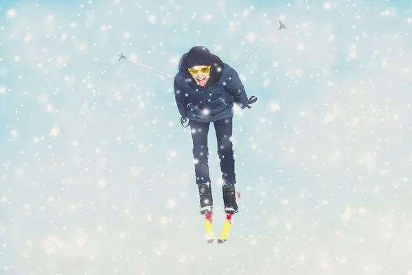 穿着冬衣的少年滑雪板跳跃着 在天空和降雪的背景上飞翔 旅行概念 — 图库照片