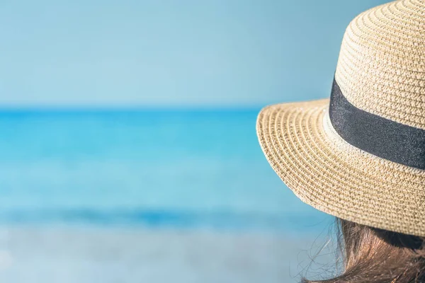 Mujer Una Paja Una Playa Con Vista Mar —  Fotos de Stock