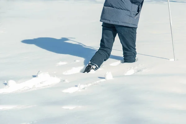 Хлопчик Підліток Лижах Парку Зимових Снігових Дрейфів — стокове фото