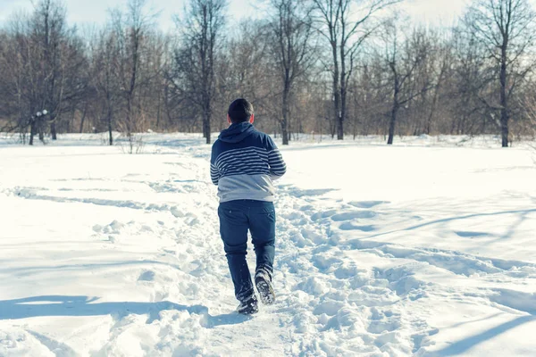 Vista Trasera Del Niño Corriendo Largo Del Camino Bosque Nevado — Foto de Stock