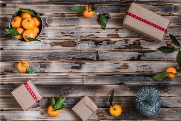 Weihnachtsdekoration Aus Mandarinen Christbaum Geschenken Und Einem Leuchtenden Kranz Auf — Stockfoto