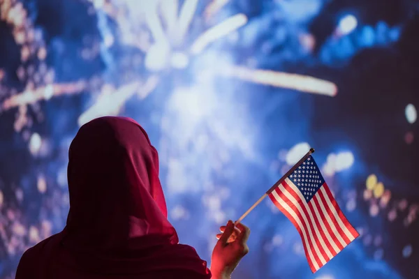 Moslim Vrouw Een Sjaal Met Amerikaanse Vlag Tijdens Vuurwerk Nachts — Stockfoto