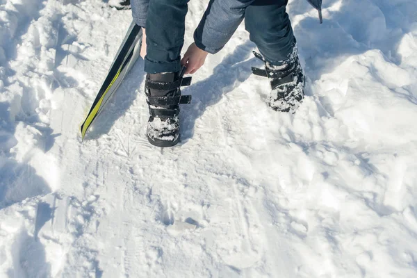 Junge Teenager Auf Skiern Einem Park Aus Winterlichen Schneeverwehungen — Stockfoto