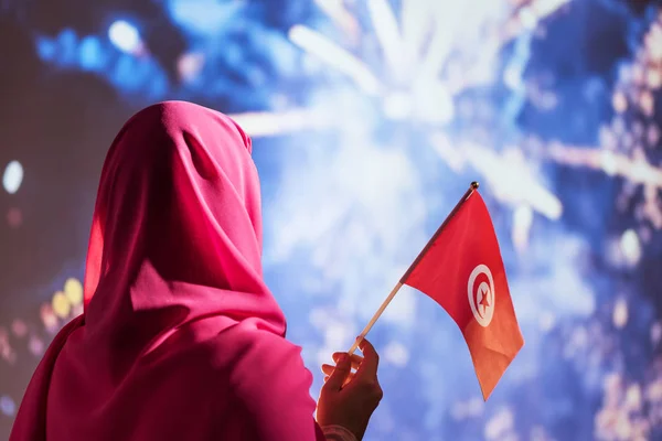Muslimische Frau Einem Schal Mit Thunfischfahne Während Des Nächtlichen Feuerwerks — Stockfoto