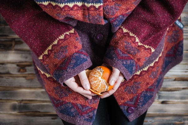 Kvinnan Stor Vintertröja Sitter Det Rustika Trägolvet Och Rengör Mandarin — Stockfoto