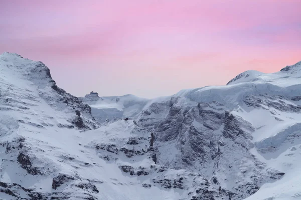 Snöiga Toppar Berget Jungfrau Bernese Alperna Mot Bakgrund Solnedgången Himlen — Stockfoto