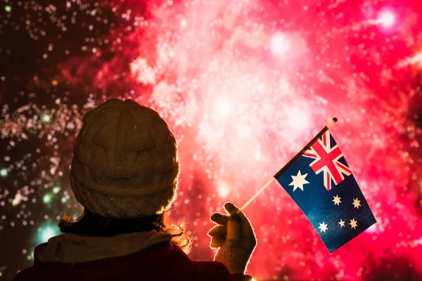 Πυροτεχνήματα Νύχτα Γυναίκα Χειμωνιάτικα Ρούχα Αυστραλιανή Σημαία Την Πρωτοχρονιά — Φωτογραφία Αρχείου