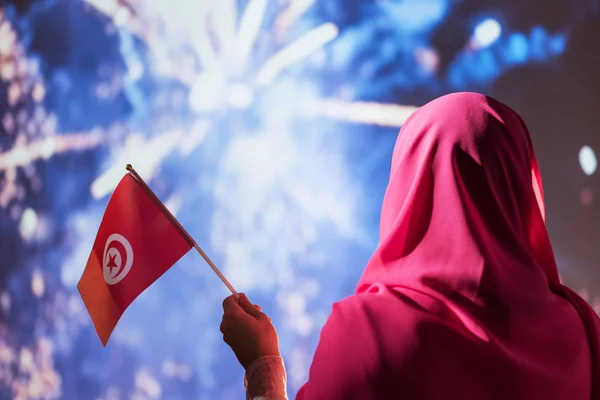Muslimische Frau Einem Schal Mit Thunfischfahne Während Des Nächtlichen Feuerwerks — Stockfoto
