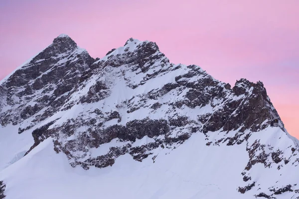 スイスのパステルカラーの夕日の空を背景に ベルネーゼ アルプスのJungfru山の雪のサミット — ストック写真