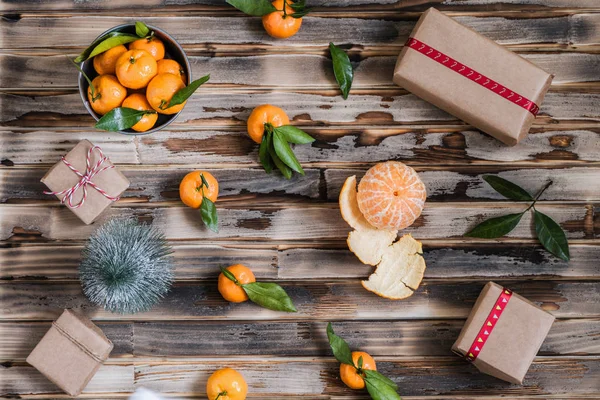 Weihnachtsdekoration Aus Mandarine Einem Eisernen Eimer Weihnachtsbaum Geschenken Und Einem — Stockfoto