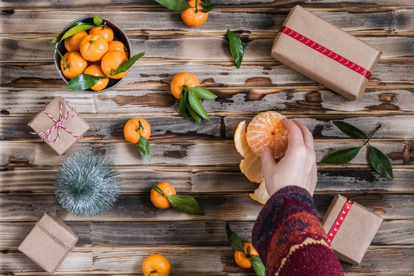 Weihnachtsdekoration Aus Mandarine Einem Eisernen Eimer Weihnachtsbaum Geschenken Und Einem — Stockfoto