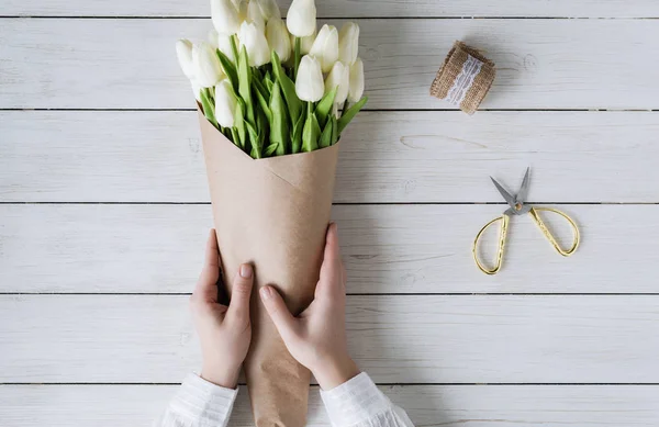 Woman Florist Wrapping Beautiful Bouquet White Tulips Pack Craft Paper — 스톡 사진