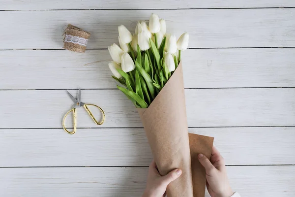 Woman Florist Wrapping Beautiful Bouquet White Tulips Pack Craft Paper — 스톡 사진