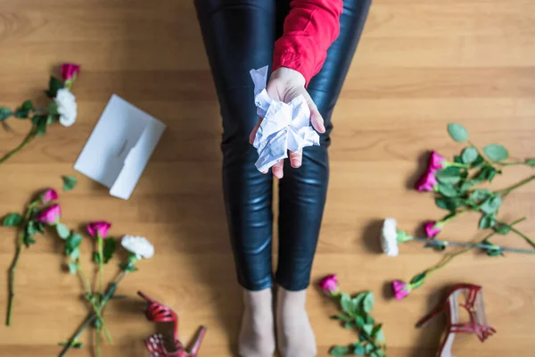 Unhappy Woman Sitting Floor Scattered Flowers Reading Letter Broken Relationships — 스톡 사진
