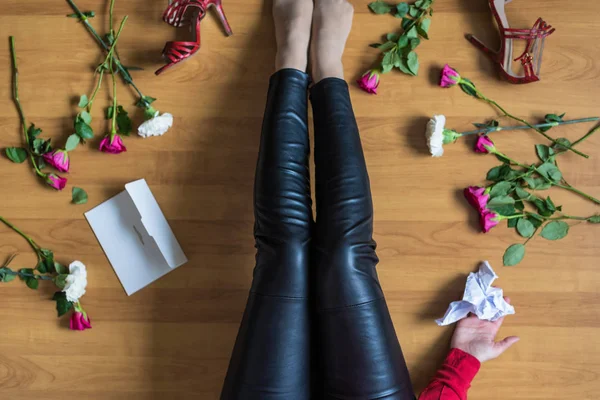 Unhappy Woman Sitting Floor Scattered Flowers Reading Letter Broken Relationships — 스톡 사진