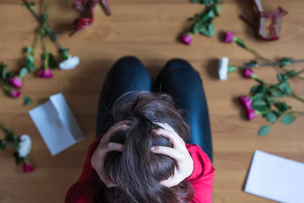 Unhappy Woman Sitting Floor Scattered Flowers Reading Letter Breakup Bad — Stok fotoğraf