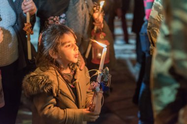 Heraklion, Girit, Yunanistan - 28 Nisan 2019: İnsanlar Agios Minas Katedrali 'nin dışındaki Paskalya gecesinde mum yakarak kutlama yapıyorlar