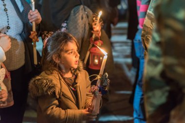 Heraklion, Girit, Yunanistan - 28 Nisan 2019: İnsanlar Agios Minas Katedrali 'nin dışındaki Paskalya gecesinde mum yakarak kutlama yapıyorlar