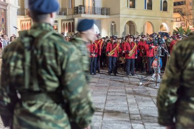 Heraklion, Girit, Yunanistan - 28 Nisan 2019: Agios Minas Katedrali 'nin dışında Paskalya kutlaması gecesi. Heraklion 'da bir yürüyüş bandosu ve askeri geçit töreni.