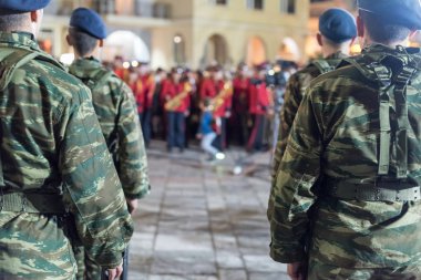 Heraklion, Girit, Yunanistan - 28 Nisan 2019: Agios Minas Katedrali 'nin dışında Paskalya kutlaması gecesi. Heraklion 'da bir yürüyüş bandosu ve askeri geçit töreni.