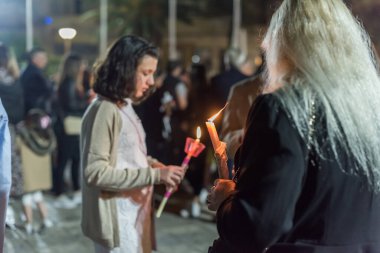 Heraklion, Girit, Yunanistan - 28 Nisan 2019: İnsanlar Agios Minas Katedrali 'nin dışındaki Paskalya gecesinde mum yakarak kutlama yapıyorlar