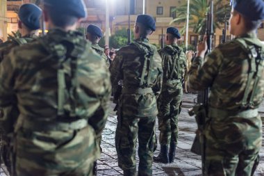Paskalya kutlaması gecesi Agios Minas Katedrali 'nin dışında. Heraklion 'da bir yürüyüş bandosu ve askeri geçit töreni.