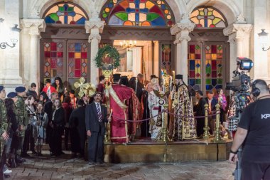 Heraklion, Girit, Yunanistan - 28 Nisan 2019: Agios Minas Katedrali 'nin dışında Paskalya kutlaması gecesi. Girit Başpiskoposu Irenaeus ile kutlama kilisesi ayini