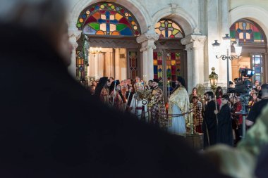 Heraklion, Girit, Yunanistan - 28 Nisan 2019: Agios Minas Katedrali 'nin dışında Paskalya kutlaması gecesi. Girit Başpiskoposu Irenaeus ile kutlama kilisesi ayini