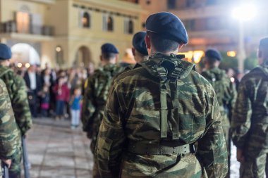 Paskalya kutlaması gecesi Agios Minas Katedrali 'nin dışında. Heraklion 'da bir yürüyüş bandosu ve askeri geçit töreni.