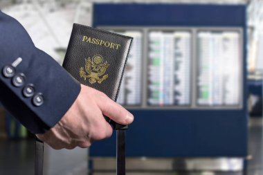 Amerikan pasaportu taşıyan mavi takım elbiseli bir adam, karşıdaki havaalanında. konsept. Amerika. Usa