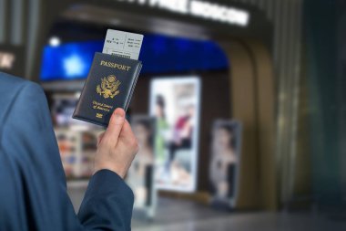 Amerikan pasaportu taşıyan mavi takım elbiseli bir adam ve havaalanı vergisiz uçuş kartı. konsept. 