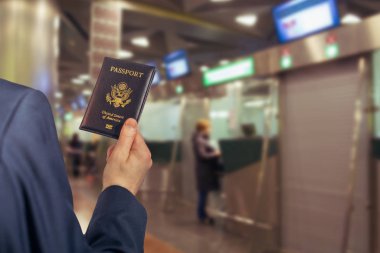 Göçmenlik ve pasaport kontrolünün karşısındaki havaalanında pasaportu olan mavi takım elbiseli bir adam. konsept. Amerika. Usa