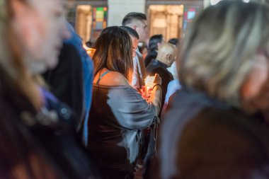 Heraklion, Girit, Yunanistan - 28 Nisan 2019: İnsanlar Agios Minas Katedrali 'nin dışındaki Paskalya gecesinde mum yakarak kutlama yapıyorlar