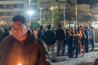 Heraklion, Girit, Yunanistan - 28 Nisan 2019: İnsanlar Agios Minas Katedrali 'nin dışındaki Paskalya gecesinde mum yakarak kutlama yapıyorlar