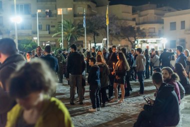 Heraklion, Girit, Yunanistan - 28 Nisan 2019: İnsanlar Agios Minas Katedrali 'nin dışındaki Paskalya gecesinde mum yakarak kutlama yapıyorlar