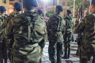 Paskalya kutlaması gecesi Agios Minas Katedrali 'nin dışında. Heraklion 'da bir yürüyüş bandosu ve askeri geçit töreni.